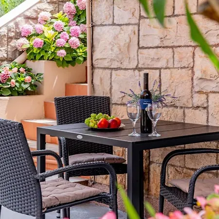 Apartment Jagoda - By Guide
