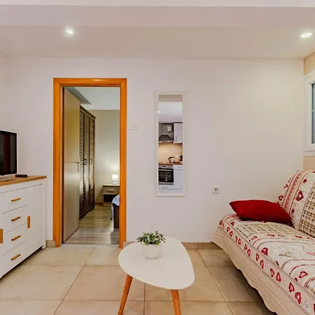 Jagoda - By Guide דירה